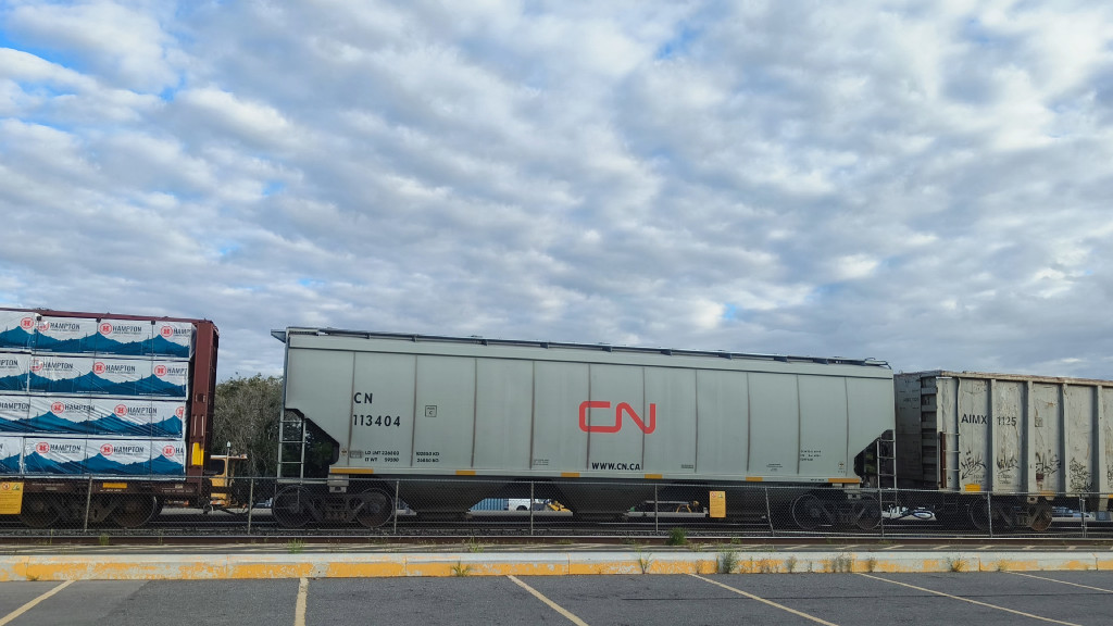 CN 113404